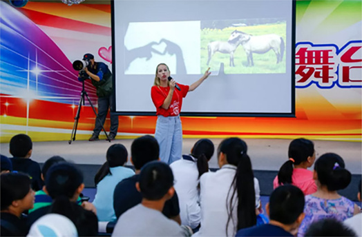 佳能（中国）的志愿者们为学生们介绍CIB（佳能影像之桥）活动